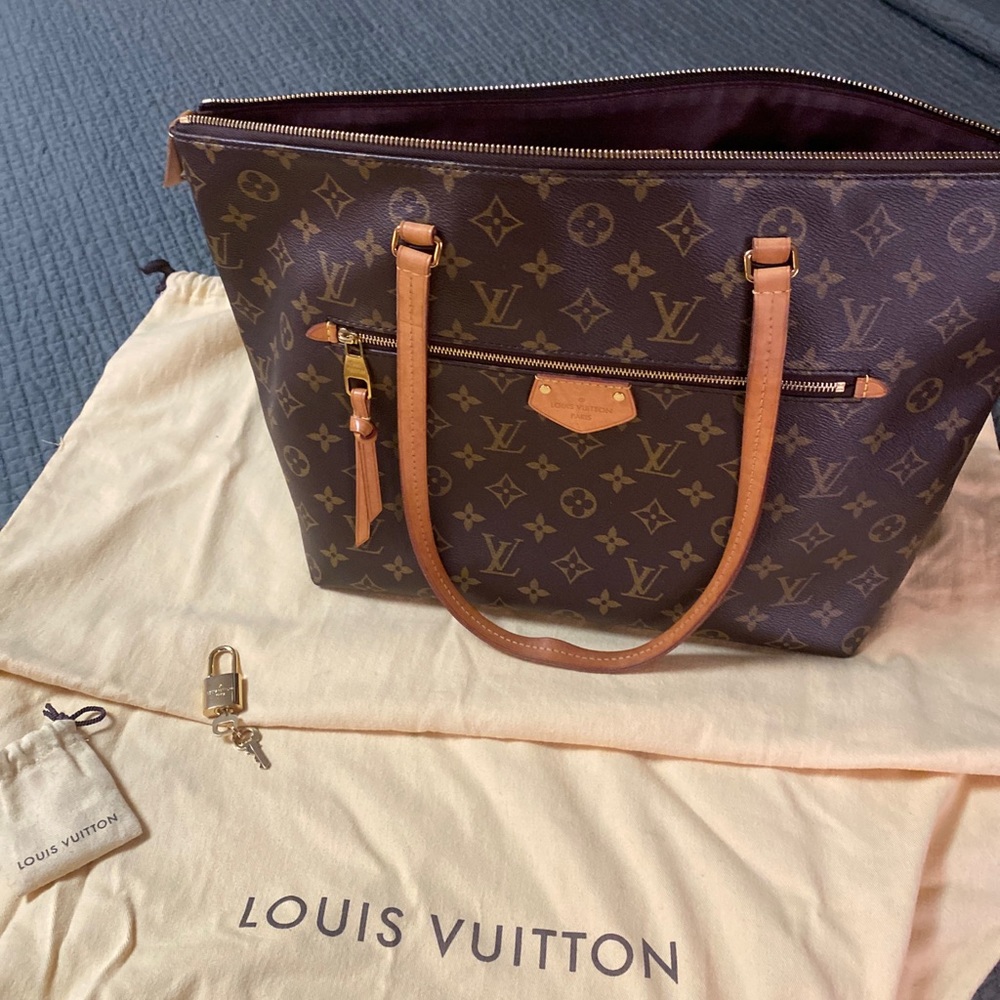 Mint Louis Vuitton tote - with zipper. Used only a few time.